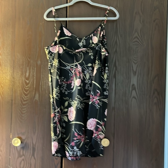 Colesce Couture 2pc. Silky black floral nightgown set. Robe and nightgown. Lg - Picture 8 of 11